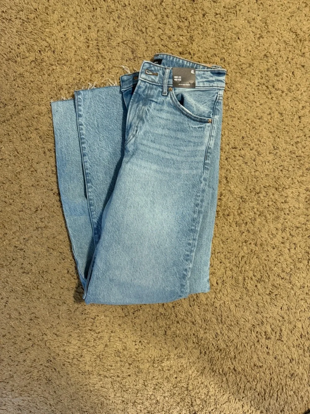Express Wide-Leg Jeans in Light Blue Wash - Picture 4 of 4